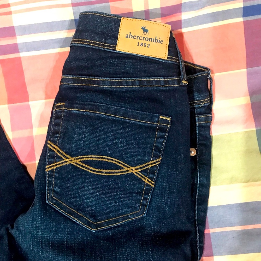 Abercrombie & Fitch girls jeans. EXCELLENT CONDITION! Straight leg.